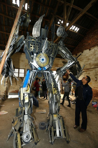 Illustration for article titled Father And Son Build Giant Transformers Out Of Used Car Parts